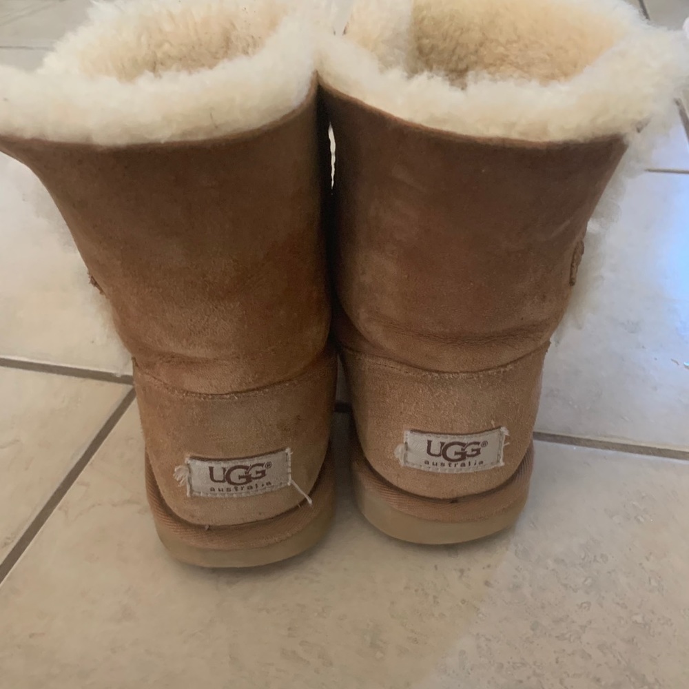 Button Ugg’s - Picture 2 of 5